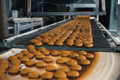 在一家食品厂饼干生产线
